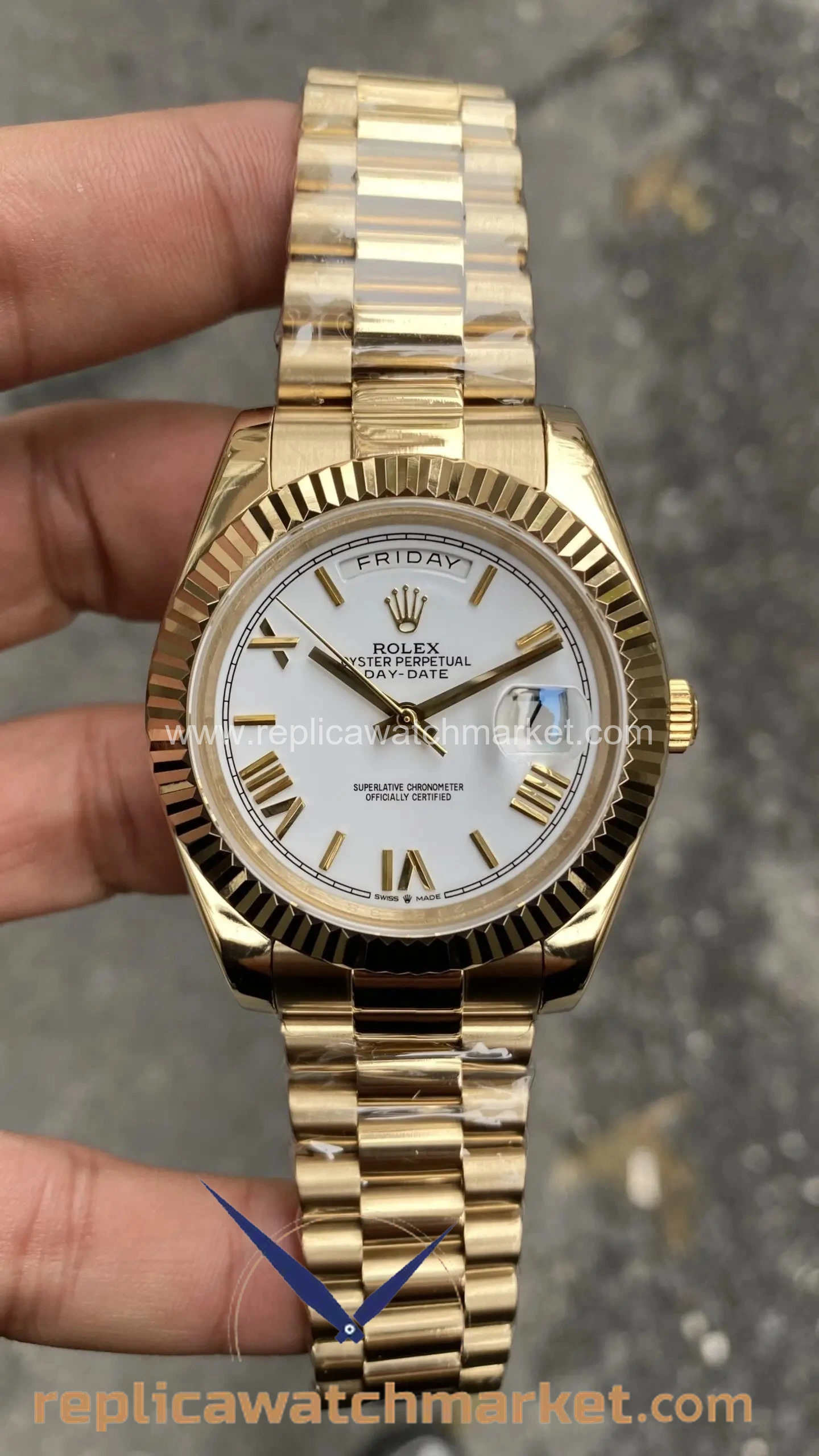 Replica Rolex Day-Date 228238 — Yellow Gold President 40 mm — product view 1