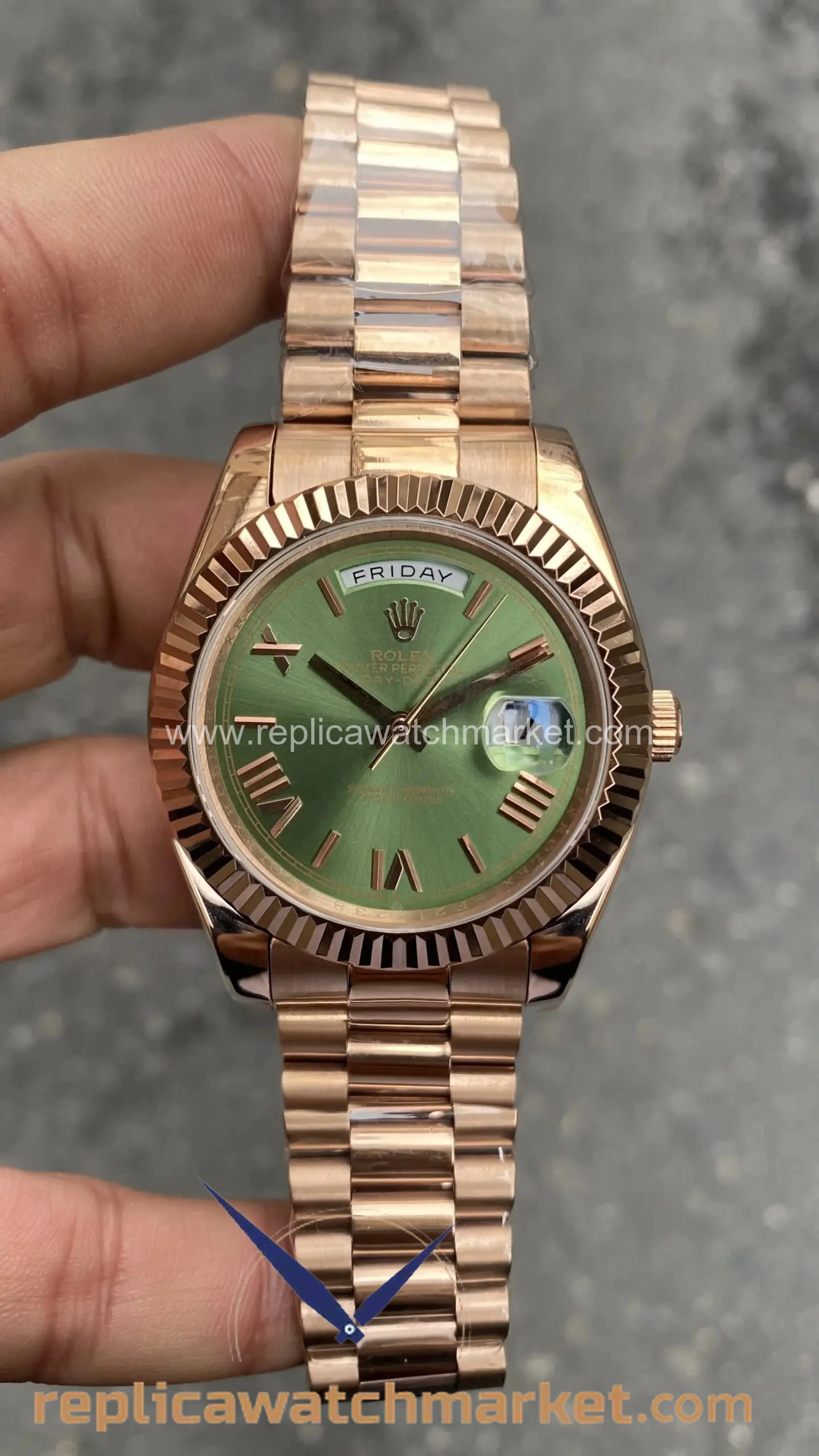 Replica Rolex Day-Date 228235 — Green Roman President Rose 40 mm — product view 1