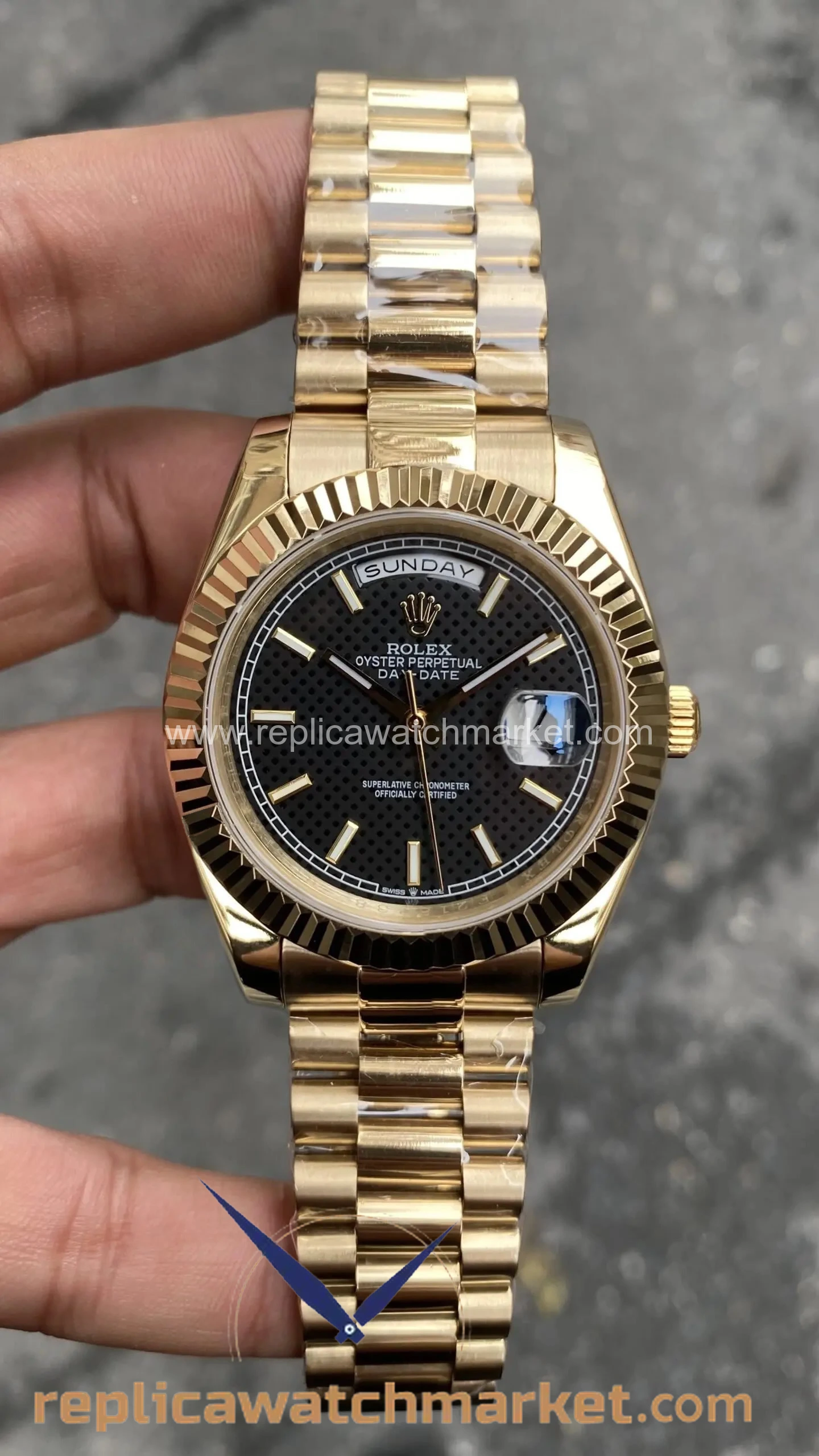 Replica Rolex Day-Date 228238 — Black Dial Yellow Gold 40 mm — product view 1