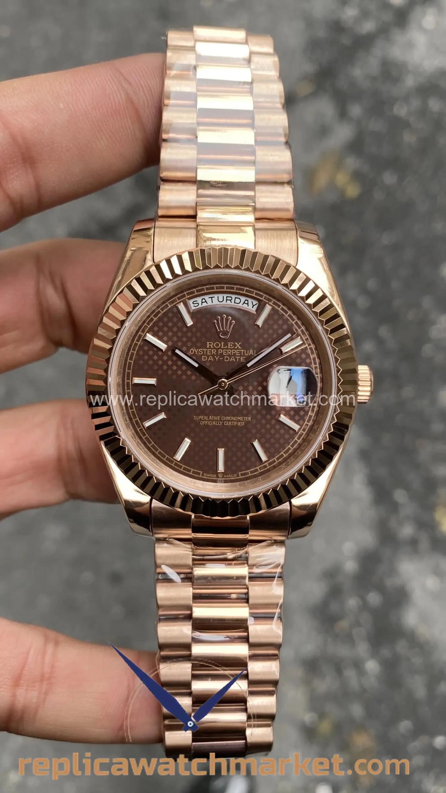 Replica Rolex Day-Date 228235 — Chocolate President Rose 40 mm — product view 1