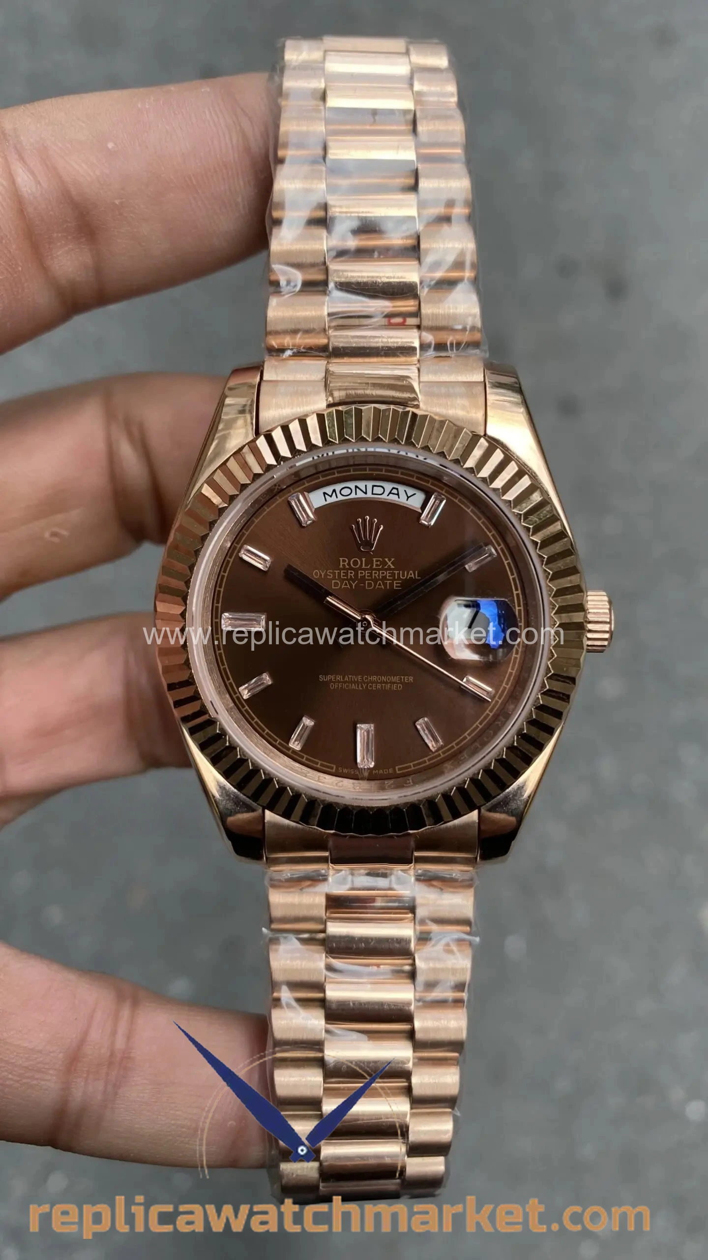 Replica Rolex Day-Date 228235 — Chocolate Baguette Diamond Rose 40 mm — product view 1