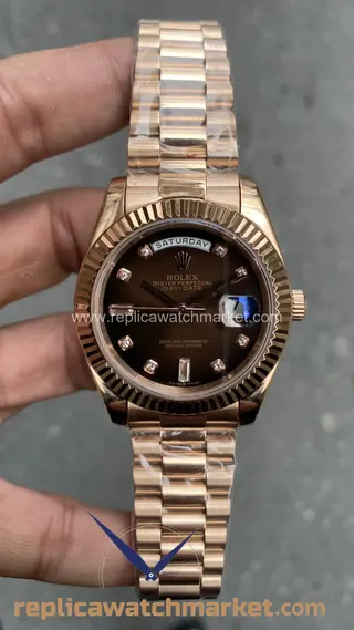 Replika Rolex Day-Date 228235 — Taşlı çikolata kadran, pembe altın tonu, 40 mm — ürün görünümü 1