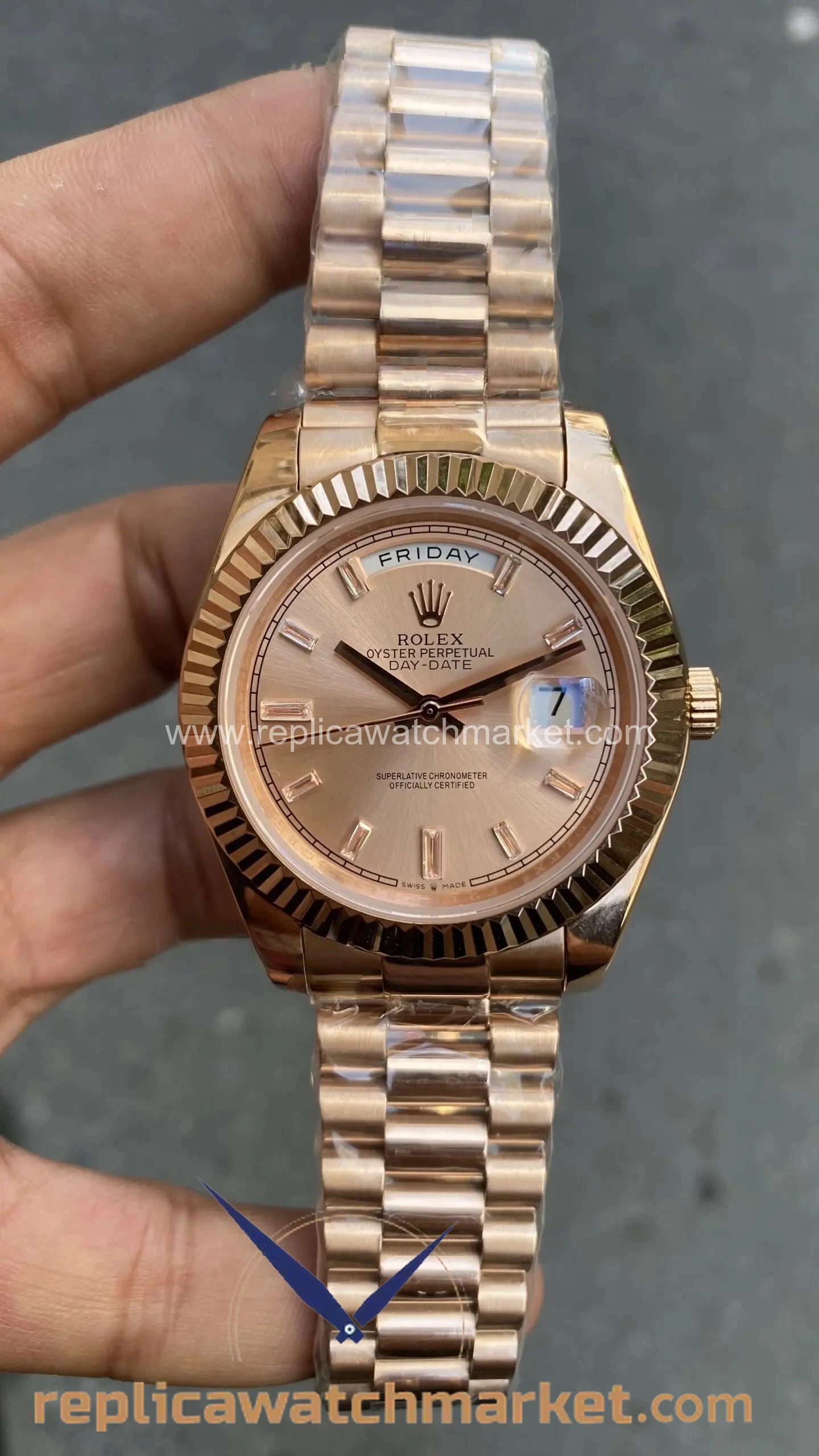 Replica Rolex Day-Date 218235 — Everose Baguette Stones 40 mm — product view 1