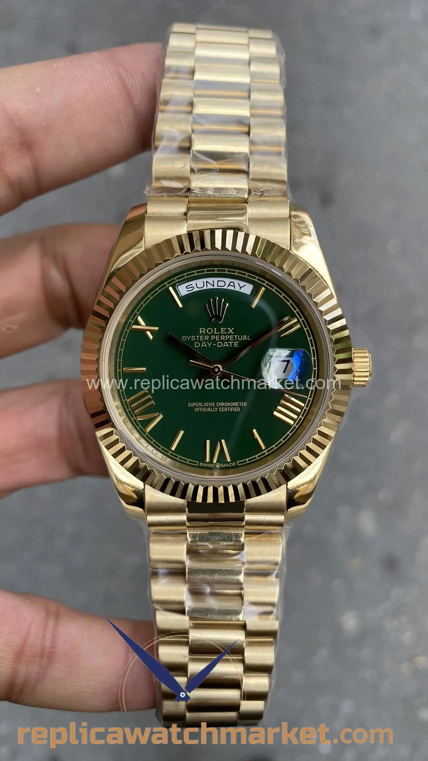 Replica Rolex Day-Date 228238 — Green Roman Dial Yellow Gold 40 mm — product view 1