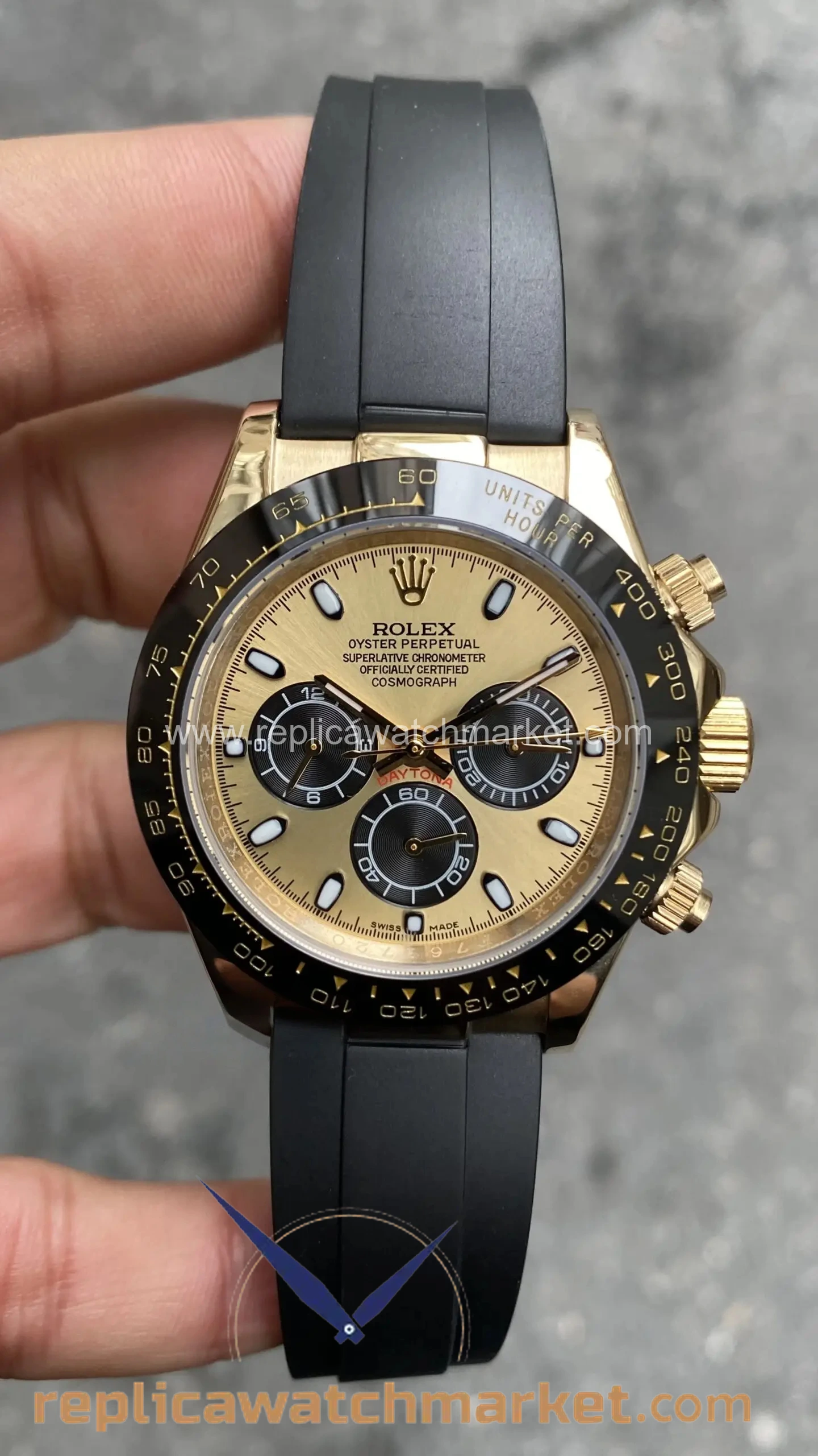 Replica Rolex Daytona 116518 — Champagne Black Dial Gold on Rubber 40 mm — product view 1