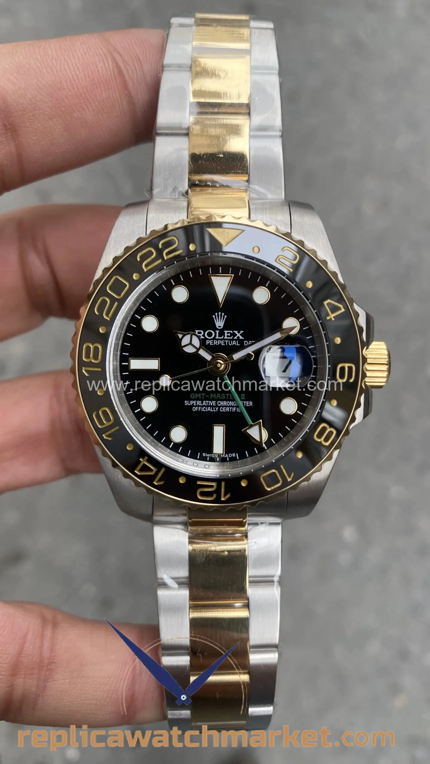 Replica Rolex GMT-Master II 116713LN — Black Two-Tone Gold Oyster 40 mm — product view 1