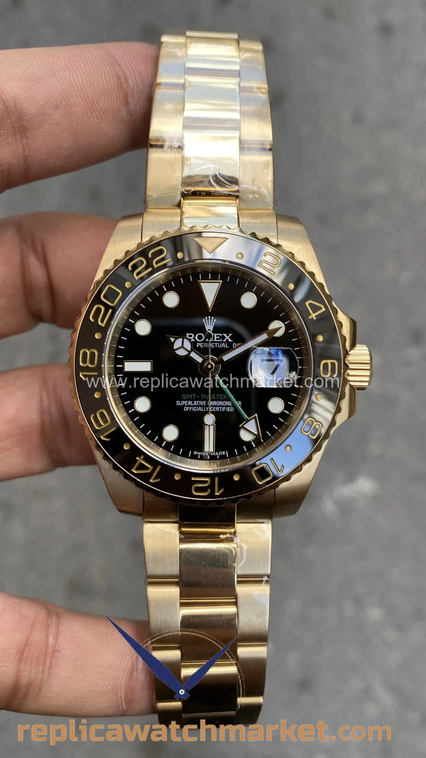 Replica Rolex GMT-Master II 116718LN — Full Gold Black Oyster 40 mm — product view 1