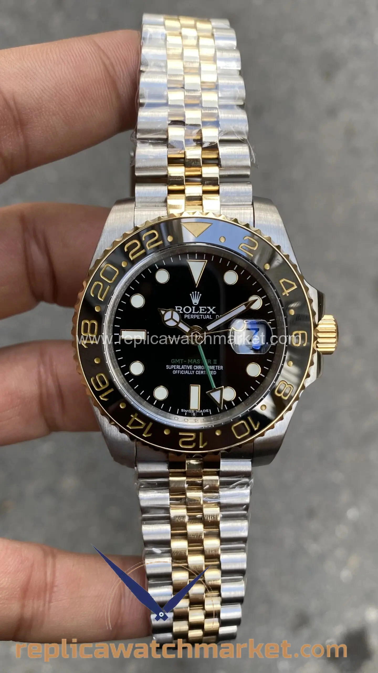 Replica Rolex GMT-Master II 126713GRNR — Two-Tone Jubilee 40 mm — product view 1