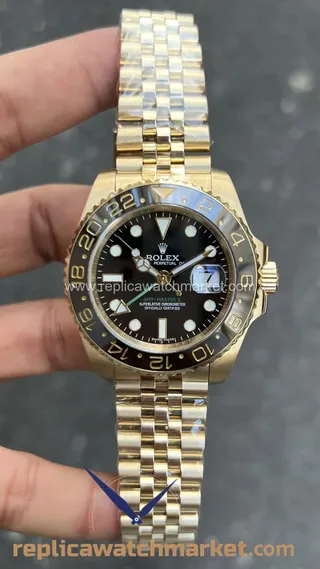 Replika Rolex GMT-Master II 126718GRNR — Tam Altın Görünümlü Jubilee 40 mm — ürün görünümü 1