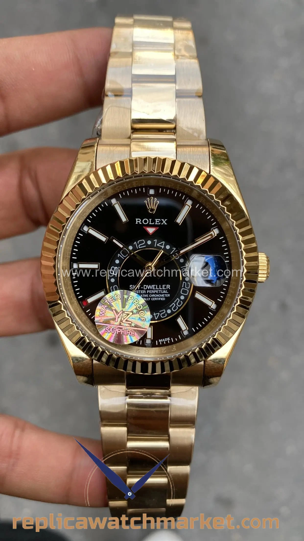 Replica Rolex Sky-Dweller 326938 — Black Dial Full Gold Oyster 42 mm — product view 1