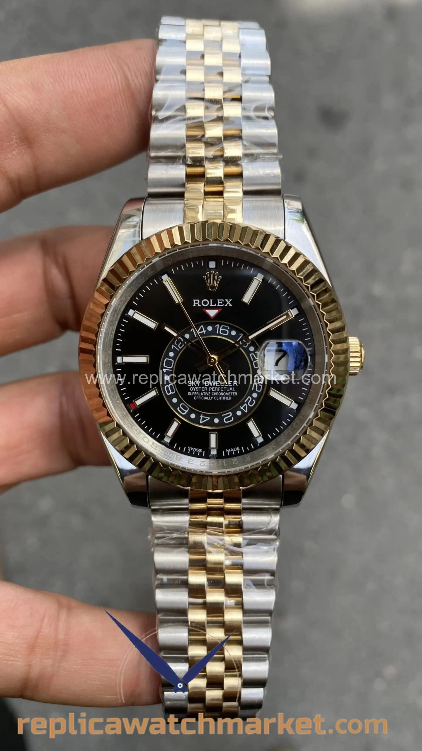 Replica Rolex Sky-Dweller 326933 — Black Dial Jubilee Two-Tone Gold 42 mm — product view 1