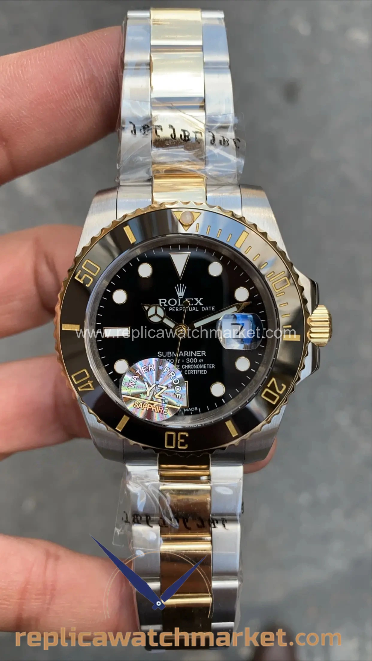 Replica Rolex Submariner 116613LN — Black Dial Two-Tone Gold Oyster 41 mm — product view 1