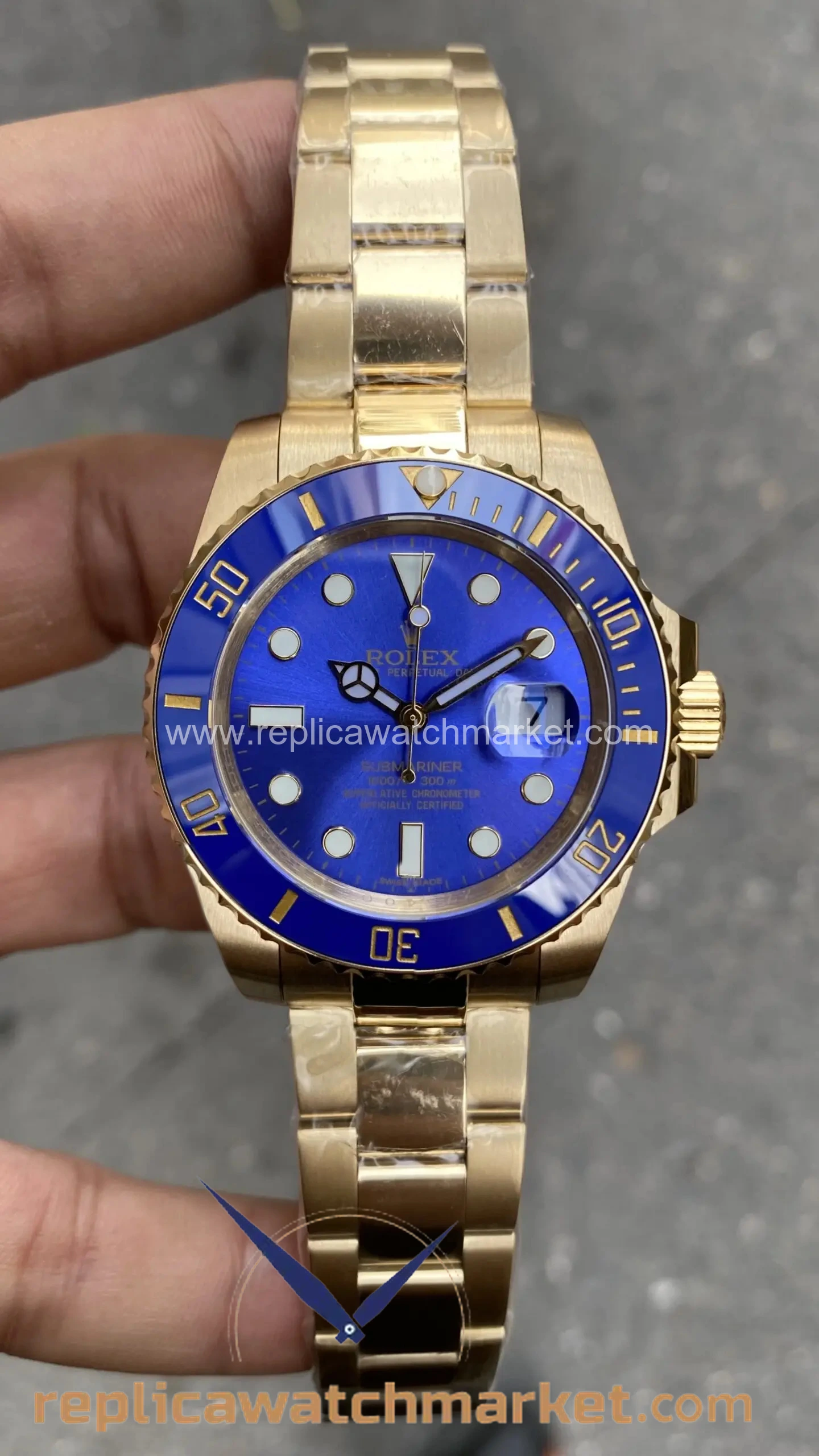 Replica Rolex Submariner 126618LB — Blue Dial Full Gold Oyster 41 mm — product view 1