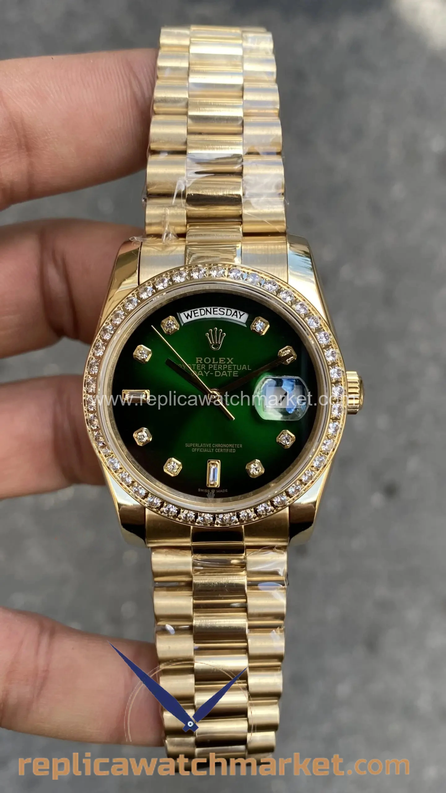 Replica Rolex Day-Date 36 mm — Stones Bezel Green Dial Yellow Gold Jubilee — product view 1