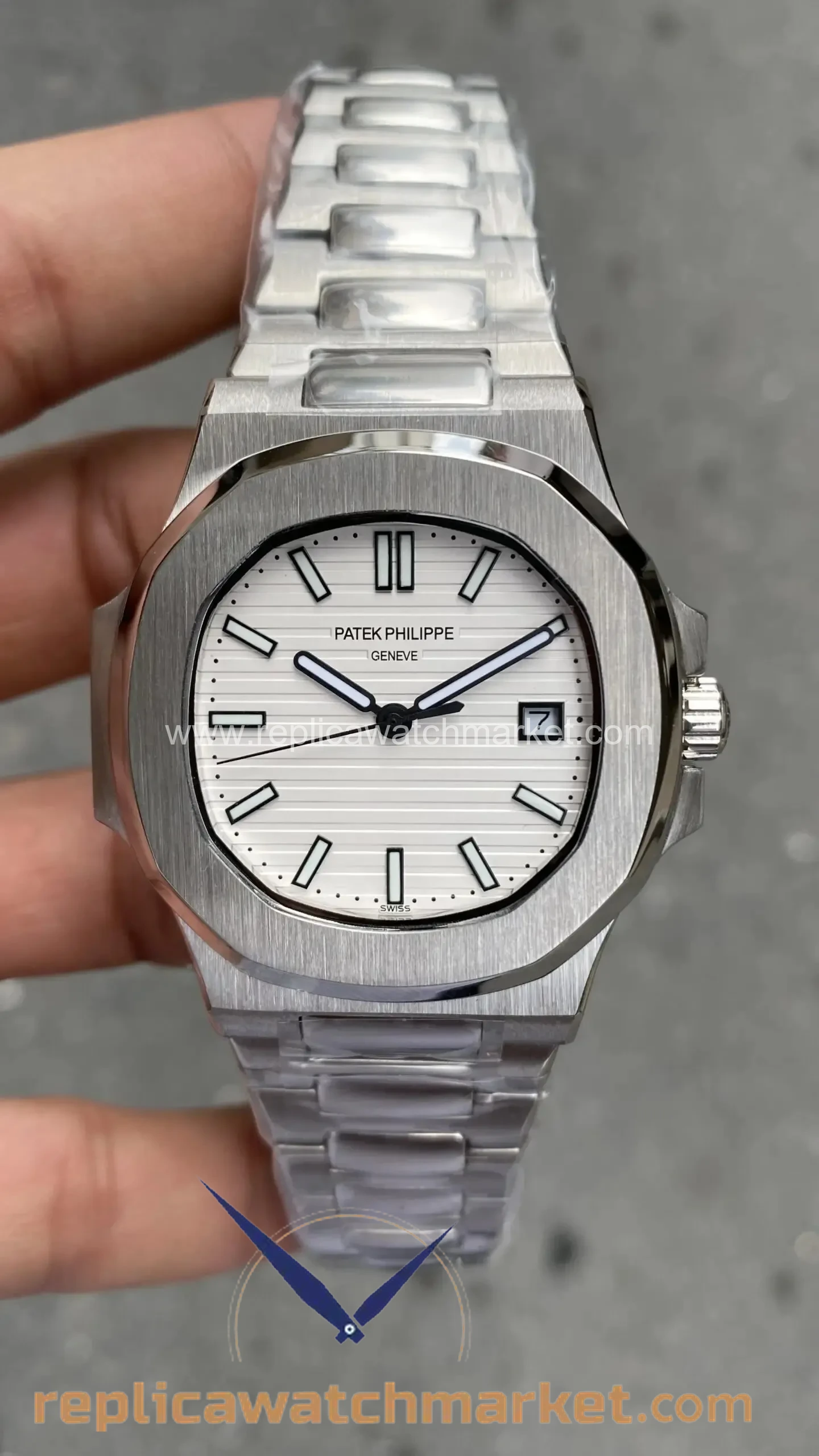 Replica Patek Philippe Nautilus 5711/1A-011 — Steel Case White Dial 40 mm — product view 1
