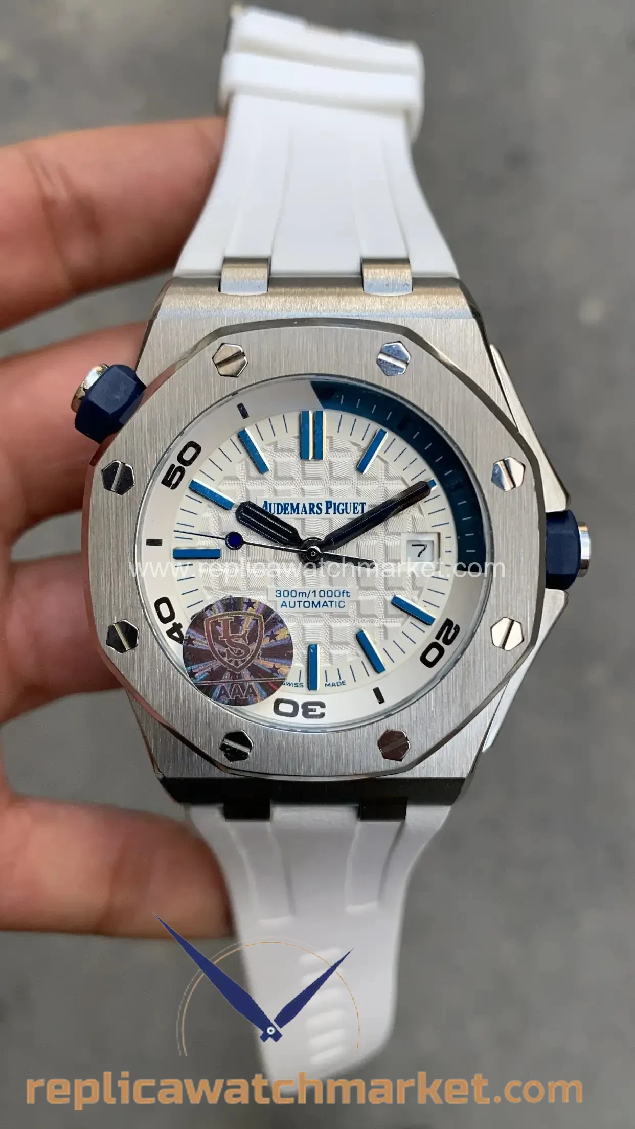 Replica Audemars Piguet Royal Oak Offshore Diver 15710ST — White Dial Blue Markers Steel Case 42 mm — product view 1