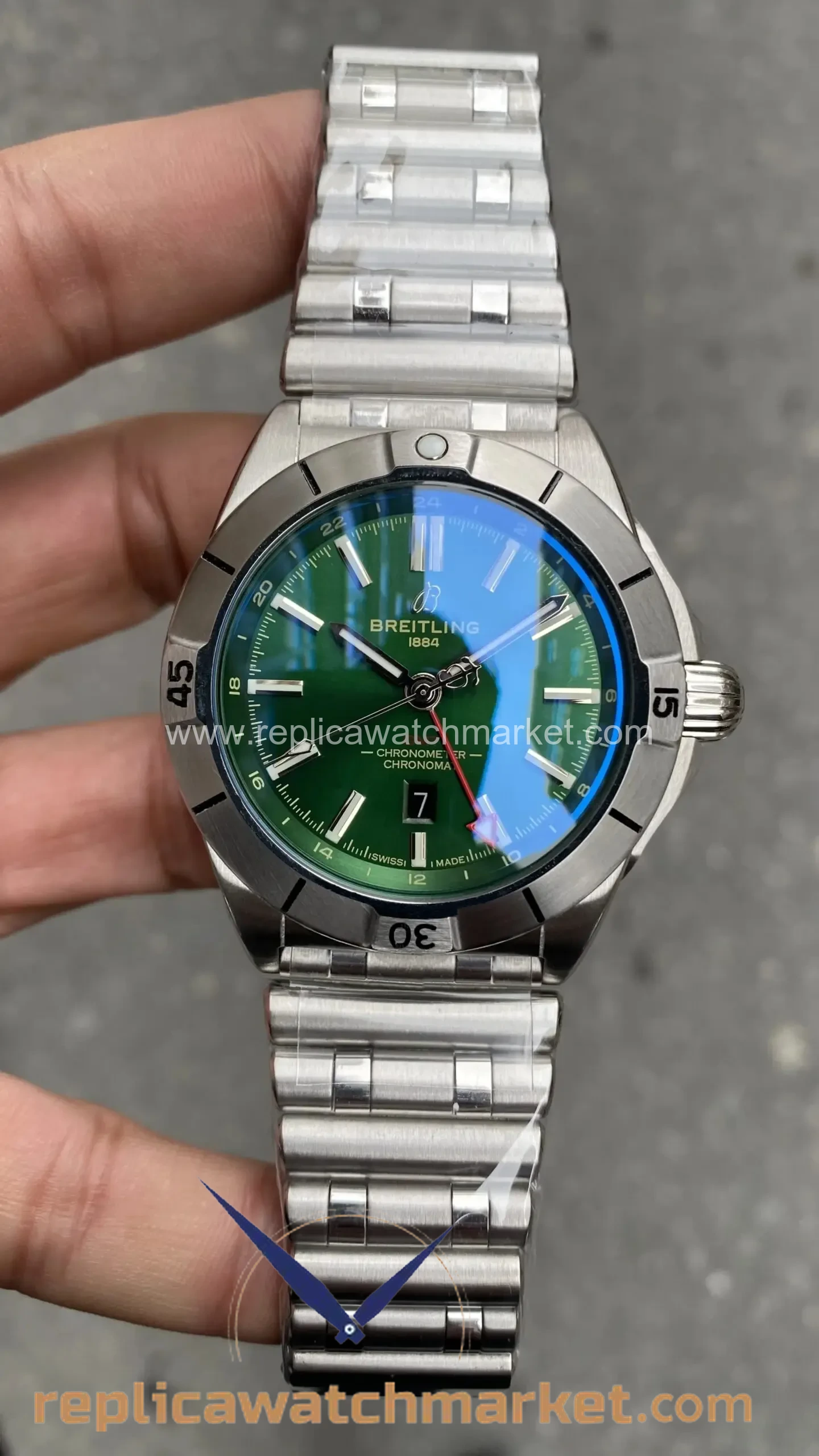 Replica Breitling Chronomat GMT — Green Dial 42 mm — product view 1