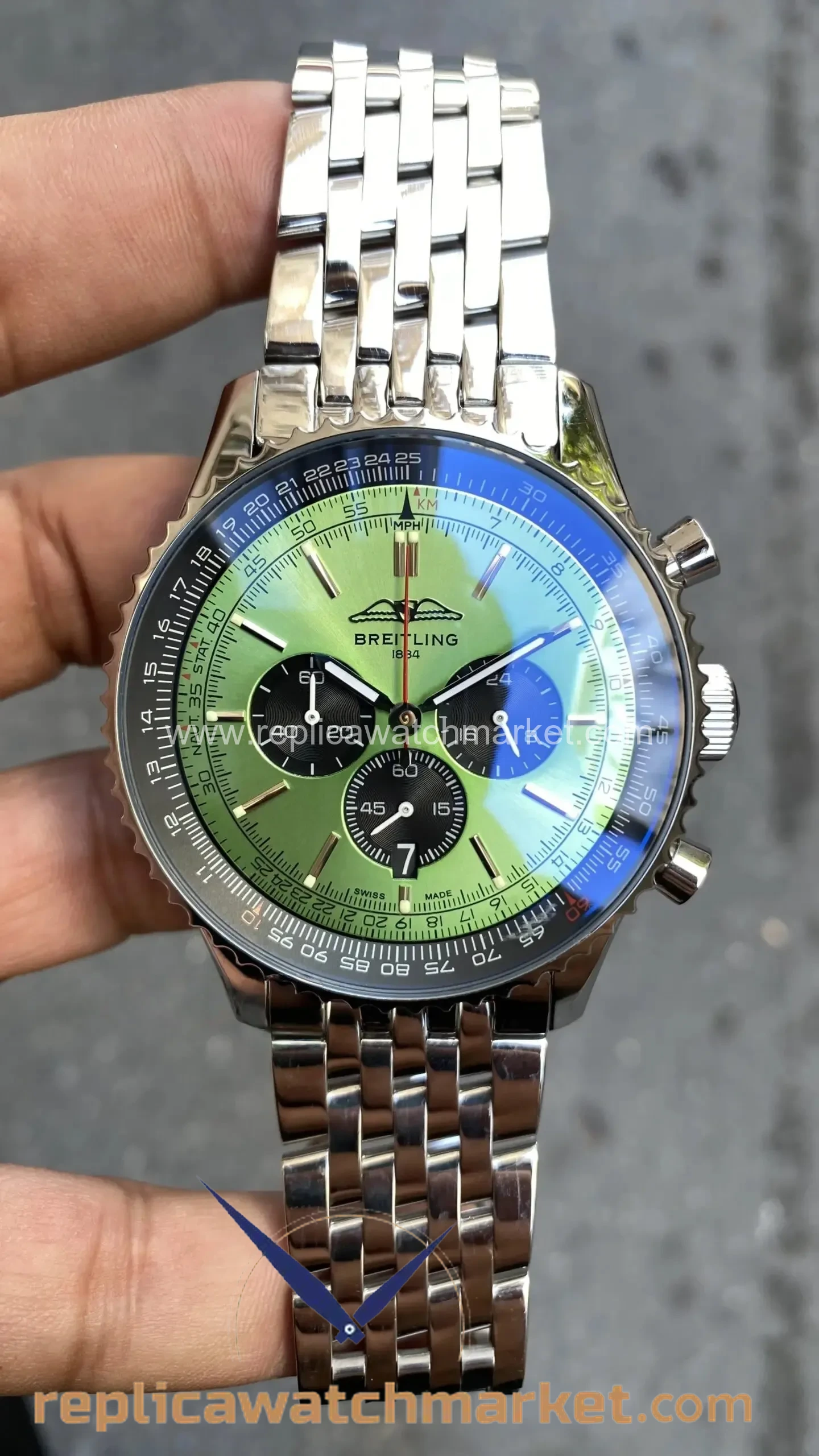 Replica Breitling Navitimer — Steel Case Green Dial Steel Bracelet 43 mm — product view 1
