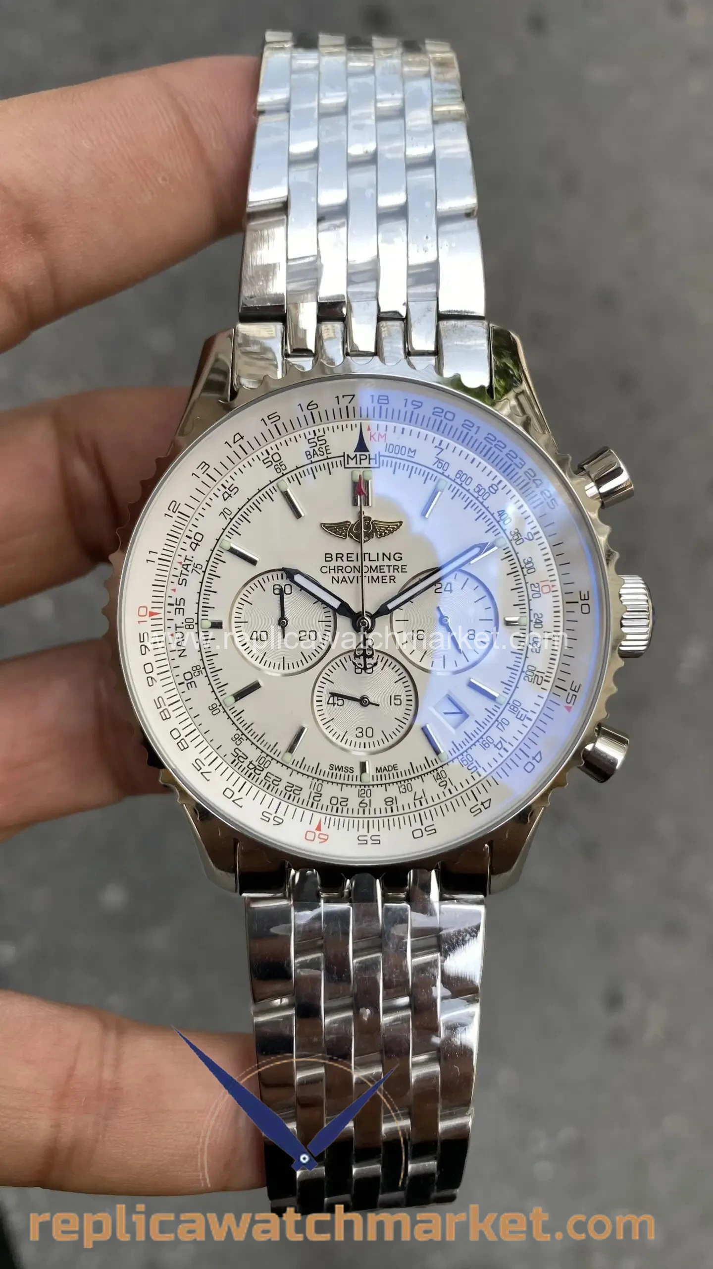 Replica Breitling Navitimer — Steel Case White Dial Steel Bracelet 43 mm — product view 1