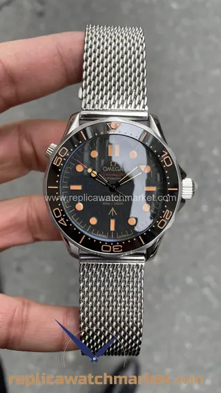 Replika Omega Seamaster Diver 300M James Bond No Time No Die siyah kadran 42 mm — ürün görünümü 1