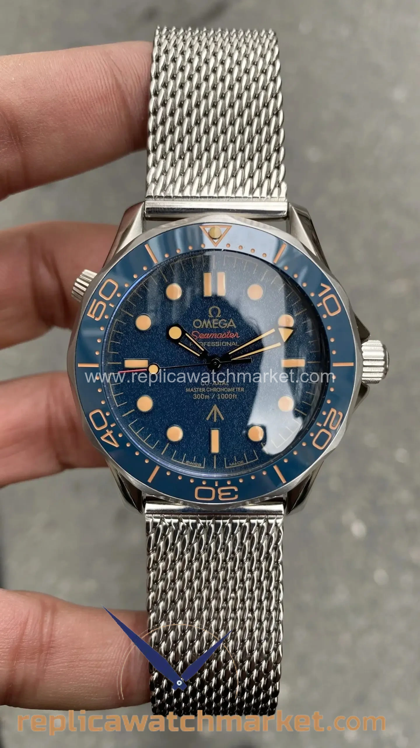 Replica Omega Seamaster Diver 300M James Bond No Time No Die Blue Dial 42 mm — product view 1