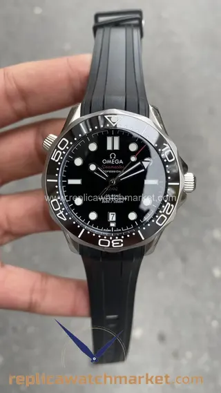 Replika Omega Seamaster Diver 300M Automatic Siyah Kadran Siyah Kauçuk Kayış 41 mm — ürün görünümü 1