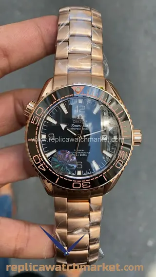 Replika Omega Seamaster Planet Ocean 600M Otomatik Siyah Kadranlı Roze Altın Bilezikli 45 mm — ürün görünümü 1