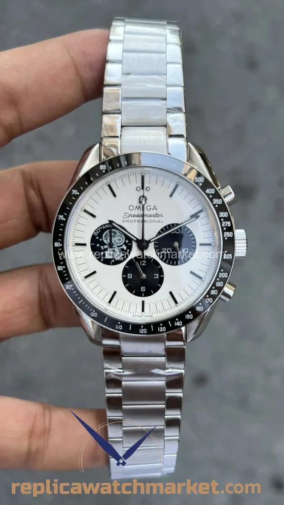 Replica Omega Speedmaster Moonwatch Silver Snoopy Award 50th Anniversary White Dial Steel Bracelet 42 mm — product view 1