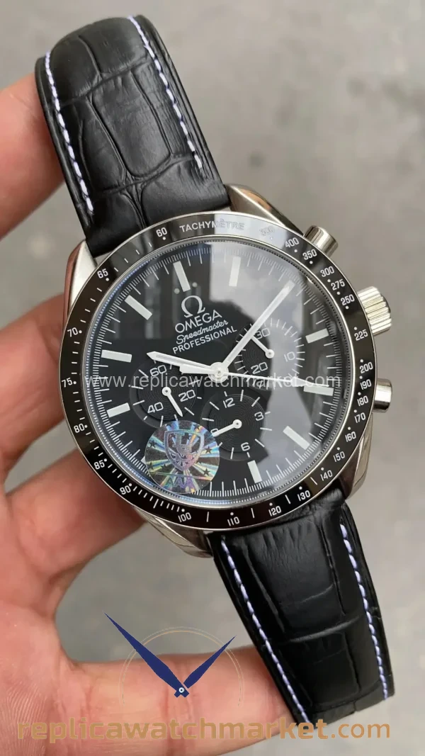 Replica_Omega_Speedmaster_Racing_Co_Axial_Master_Chronometer_Black_dial_Leather_Band_43_mm_2