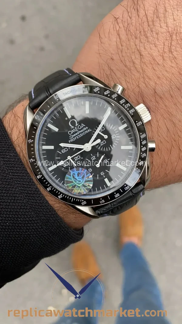 Replica_Omega_Speedmaster_Racing_Co_Axial_Master_Chronometer_Black_dial_Leather_Band_43_mm_3