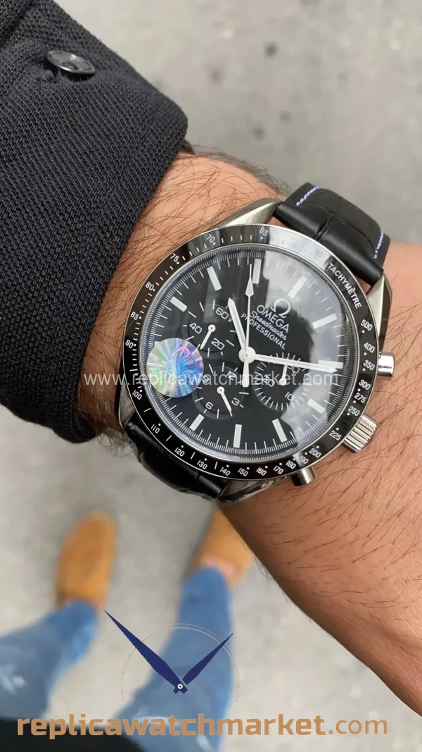 Replica_Omega_Speedmaster_Racing_Co_Axial_Master_Chronometer_Black_dial_Leather_Band_43_mm_4