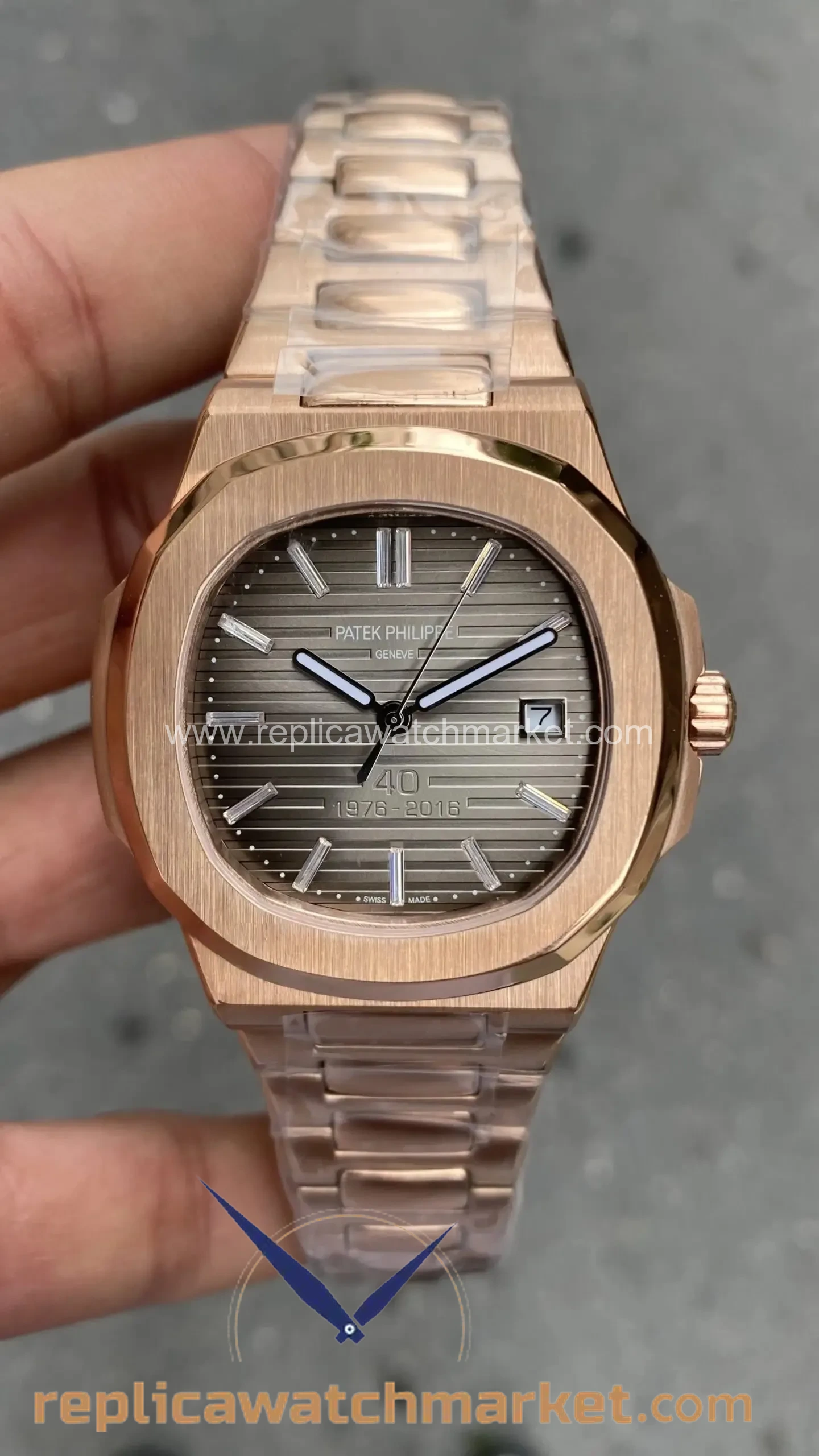 Replica Patek Philippe Nautilus 40th Year Anniversary 5711 — Rose Gold Case Grey Dial 40 mm — product view 1