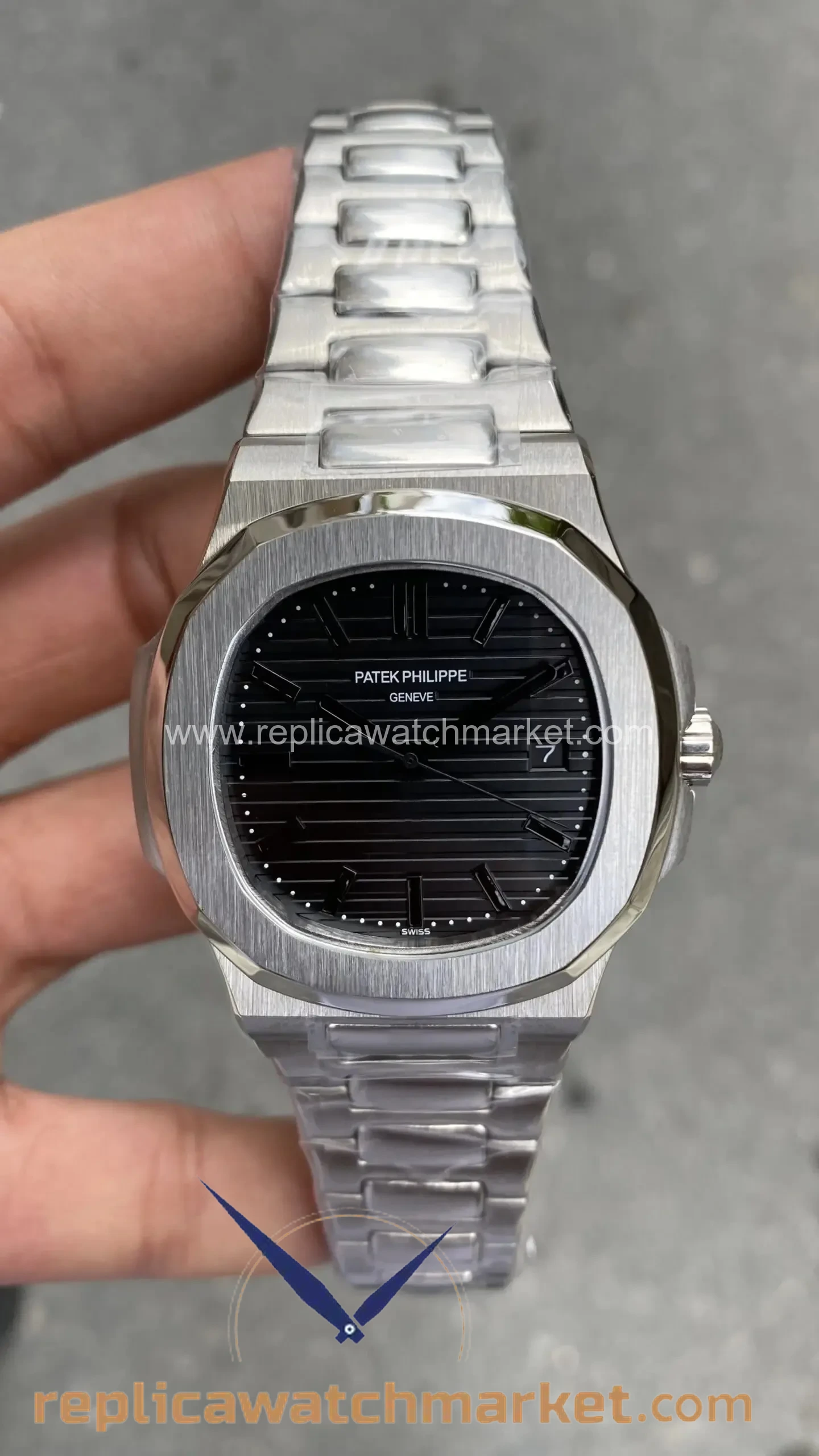 Replica Patek Philippe Nautilus 40th Year Anniversary 5711 — Steel Case Black Dial Dark Numbered 40 mm — product view 1