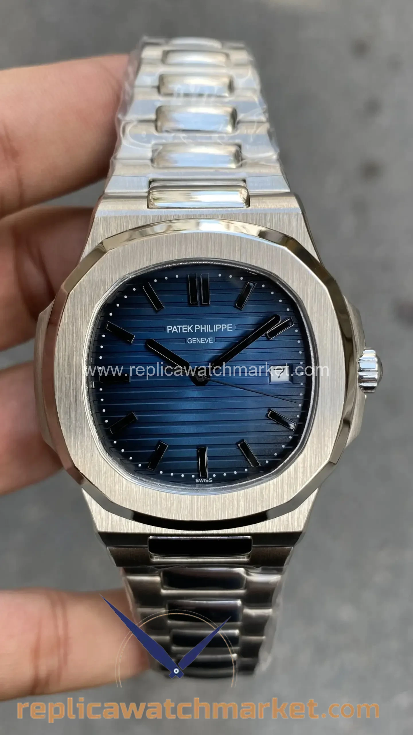 Replica Patek Philippe Nautilus 40th Year Anniversary 5711 — Steel Case Blue Dial Dark Numbered 40 mm — product view 1