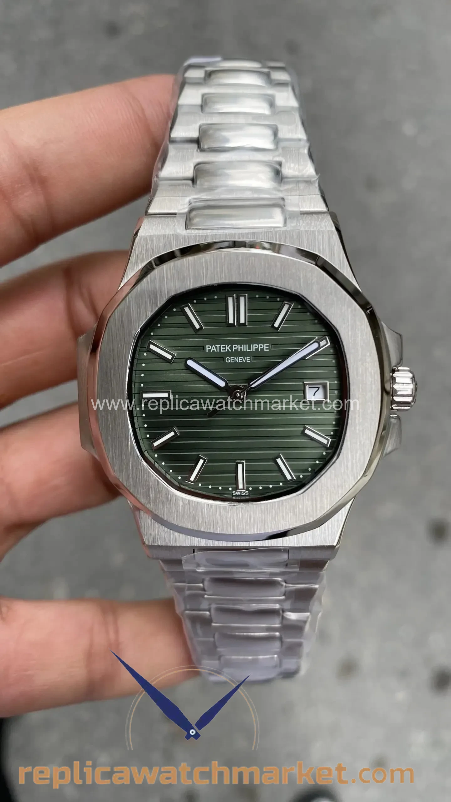 Replica Patek Philippe Nautilus 5711/1A-014 — Steel Case Green Dial 40 mm — product view 1