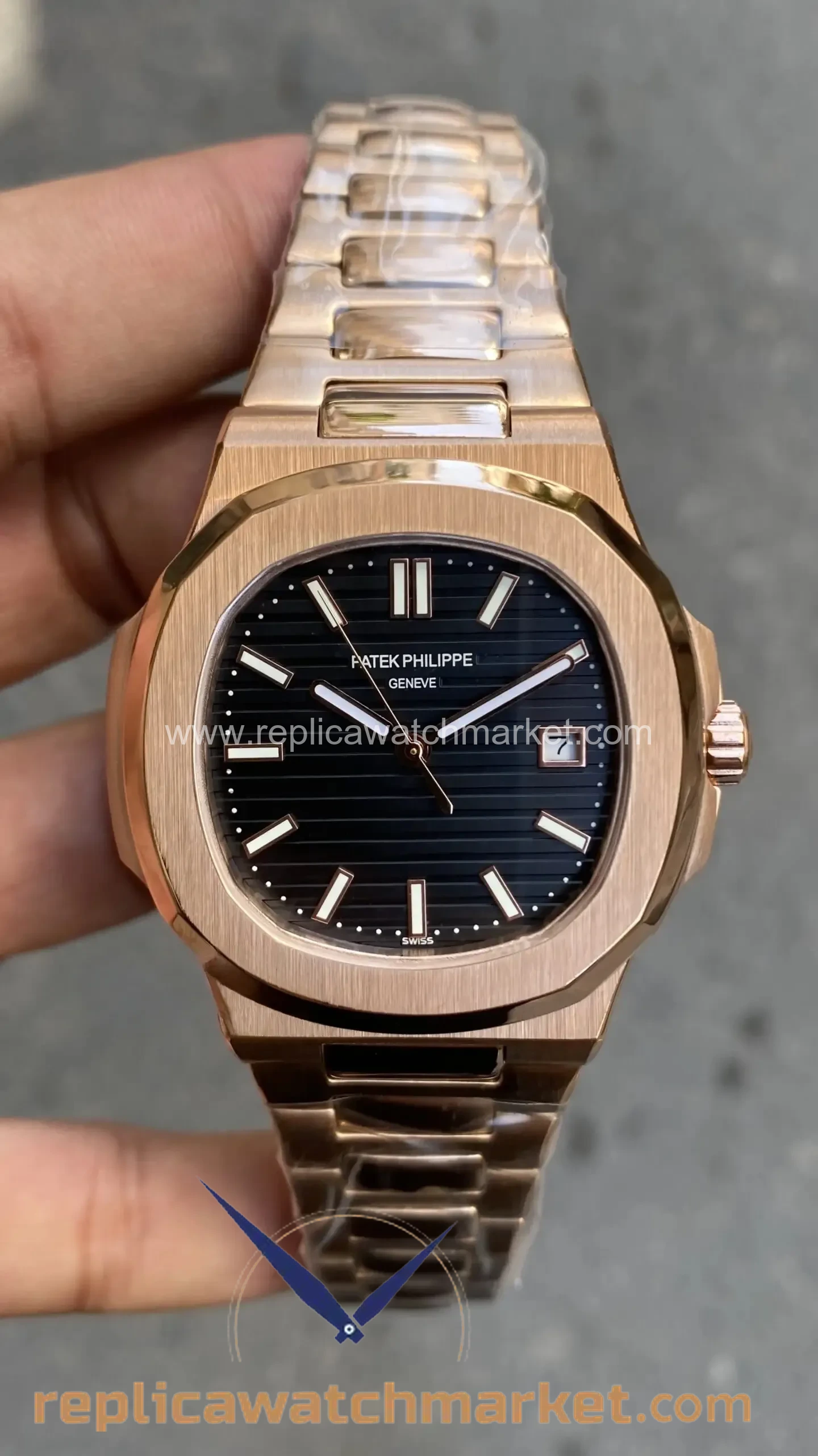 Replica Patek Philippe Nautilus 5711 — Rose Gold Case Black Dial 40 mm — product view 1