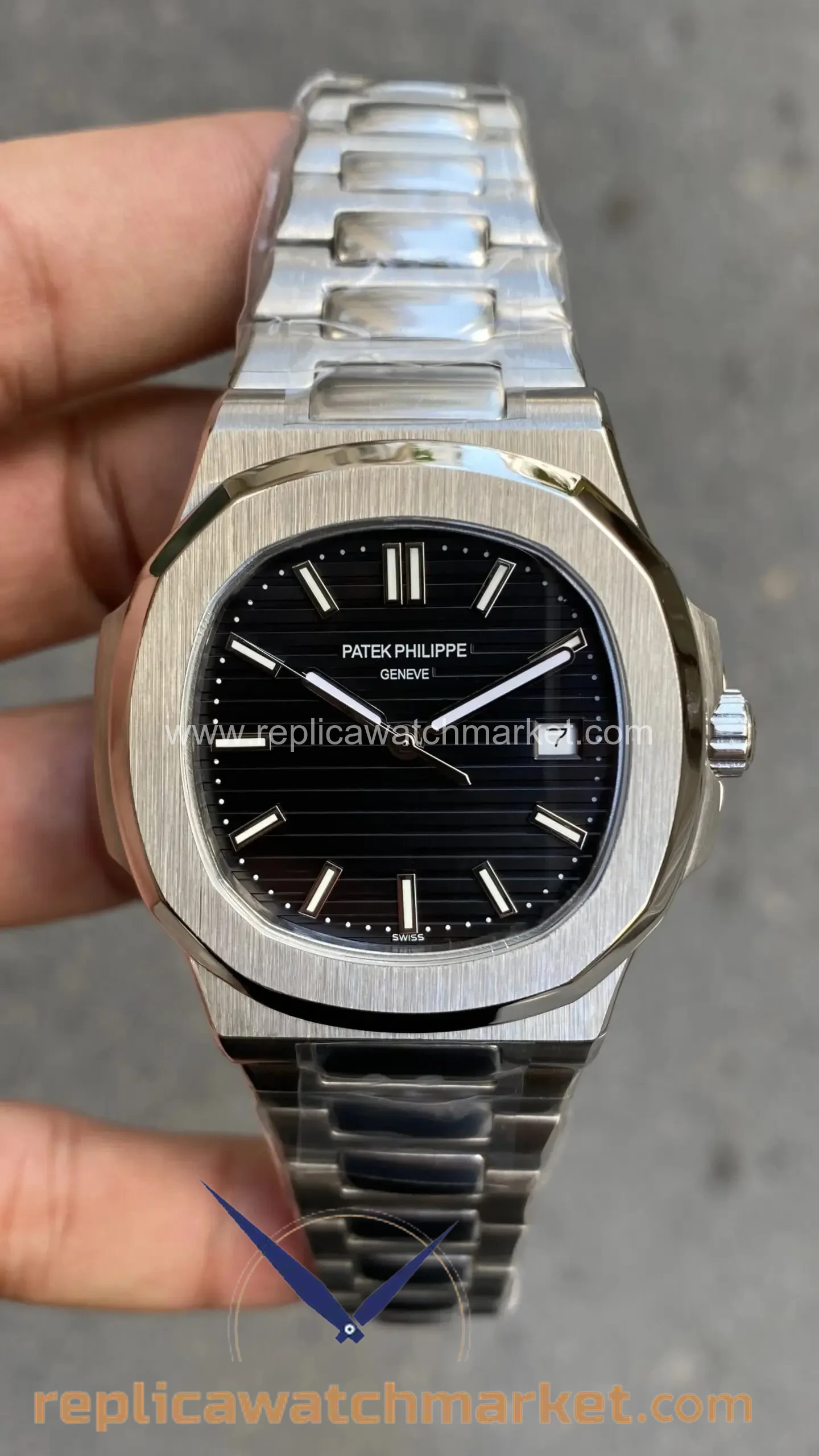 Replica Patek Philippe Nautilus 5711 — Steel Case Black Dial 40 mm — product view 1