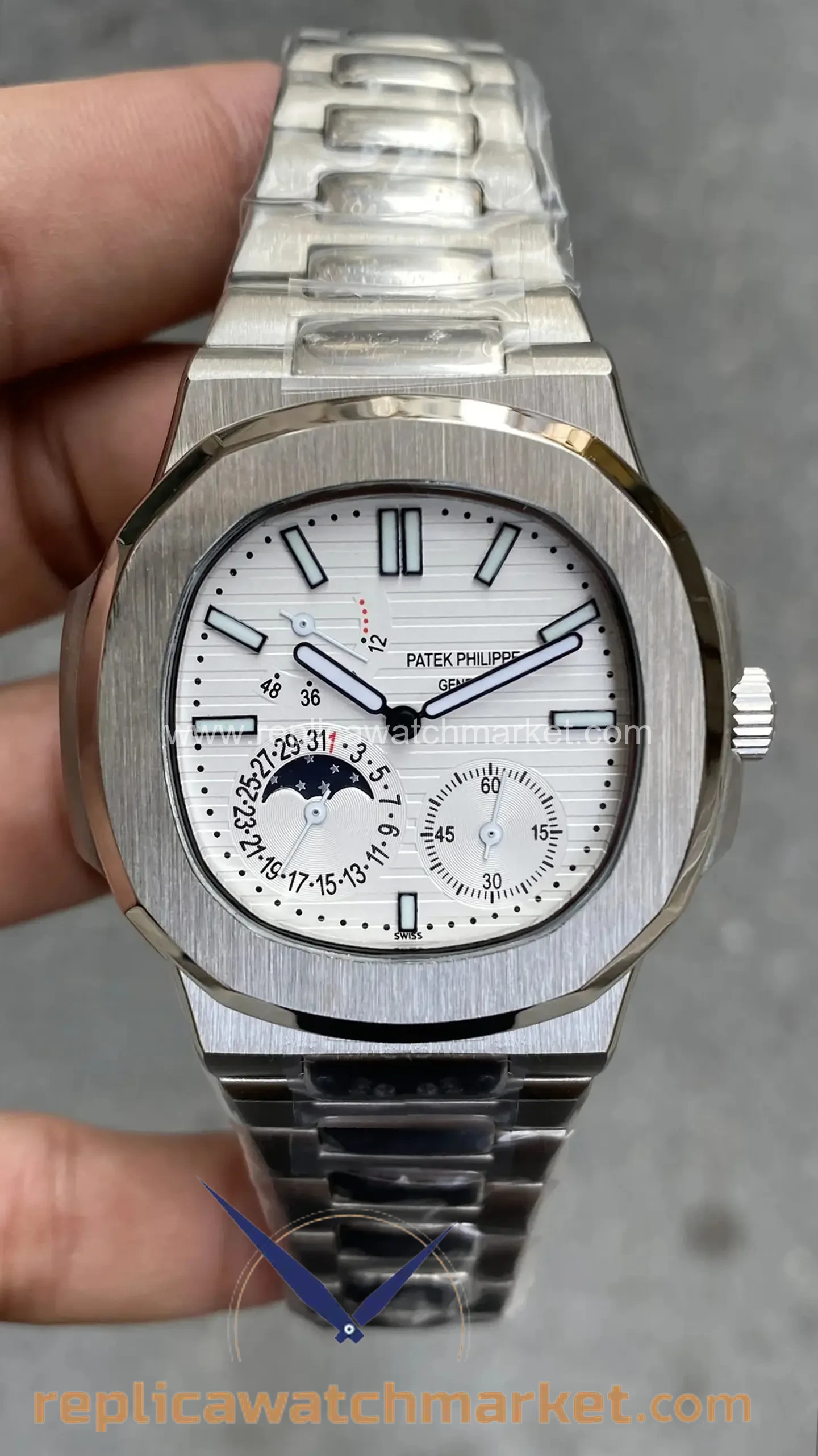 Replica Patek Philippe Nautilus Moonphase 5712 — Steel Case White Dial 40 mm — product view 1