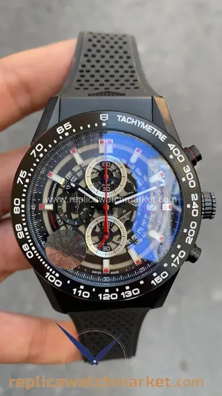Replika TAG Heuer Carrera Calibre Heuer 01 Skeleton Chronograph — PVD kasa, siyah kadran, kauçuk kayış 43 mm — ürün görünümü 1