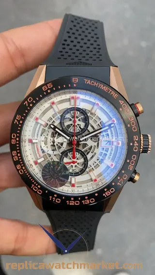 Replika TAG Heuer Carrera Calibre Heuer 01 Skeleton Chronograph — Pembe altın kasa, beyaz kadran, kauçuk kayış 43 mm — ürün görünümü 1