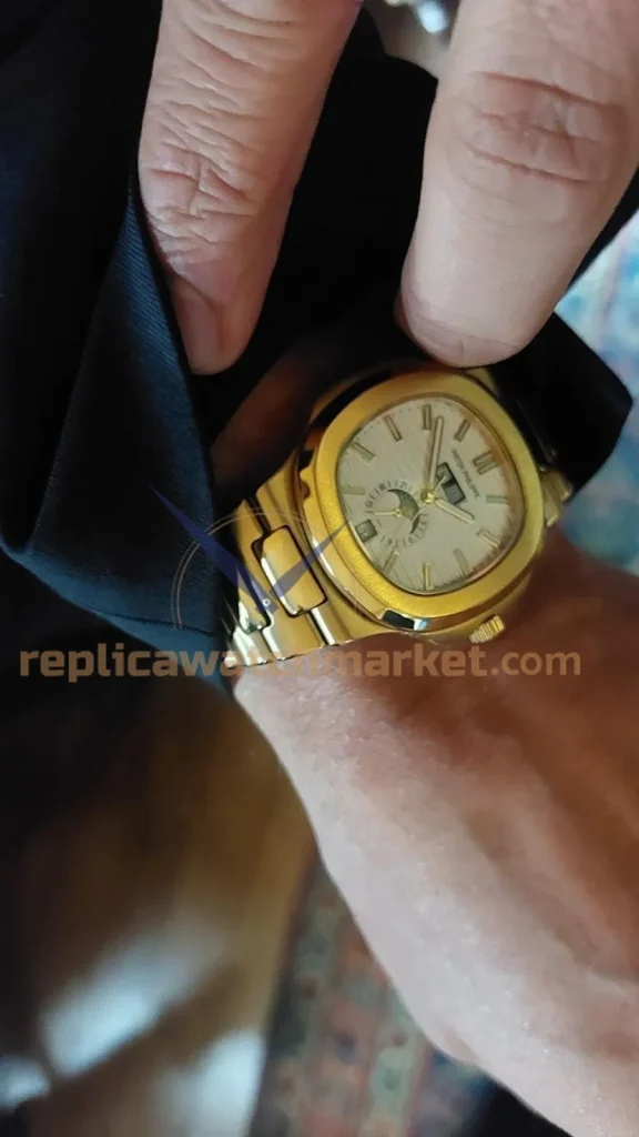 Real-world wristwatch usage in a professional production environment 4